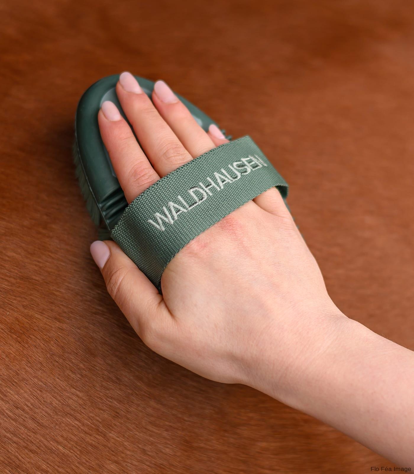 Flex horse grooming brush, soft synthetic bristles - Image 3